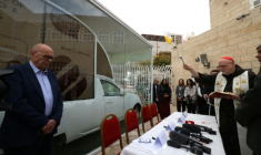 Le cardinal Anders Arborelius, évêque de Stockholm, bénit le "Véhicule de l'Espoir", la papamobile utilisée par le pape François lors de sa visite à Bethléem en 2014, réaménagée en clinique mobile pour enfants afin d'être déployée dans la bande de Gaza, à Bethléem, en Cisjordanie occupée par Israël, le 25 novembre 2025 ( AFP / HAZEM BADER )