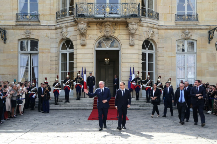 François Bayrou (G) et Sébastien Lecornu (D) à Matignon le 10 septembre 2025 ( POOL / Ludovic MARIN )