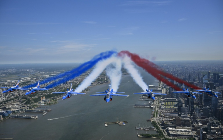 La Patrouille de France survole le fleuve Hudson à l'occasion des célébrations du 250e anniversaire de la Déclaration d'indépendance des Etats-Unis, le 9 juin 2029 à New York ( AFP / ANGELA WEISS )