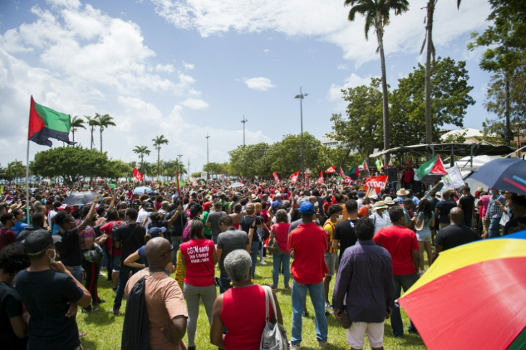 Plusieurs milliers de personnes manifestent à Fort-de-France, en Martinique, le 27 février 2021, contre la menace de prescription dans le dossier judiciaire du chlordécone ( AFP / Lionel CHAMOISEAU )