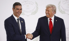 Le Premier ministre espagnol Pedro Sánchez et le président américain Donald Trump lors du sommet de paix de Gaza à Charm el-Cheikh (Egypte), le 13 octobre 2025.  ( POOL / YOAN VALAT )