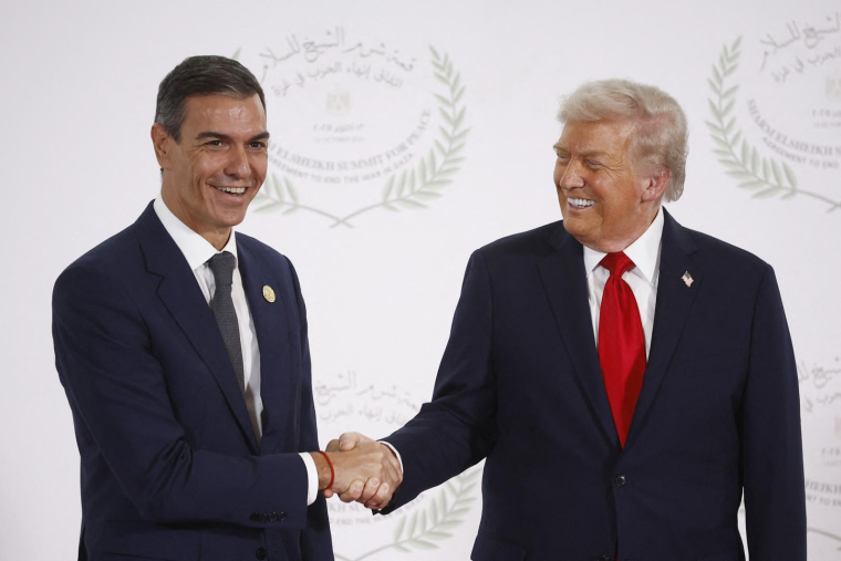 Le Premier ministre espagnol Pedro Sánchez et le président américain Donald Trump lors du sommet de paix de Gaza à Charm el-Cheikh (Egypte), le 13 octobre 2025.  ( POOL / YOAN VALAT )