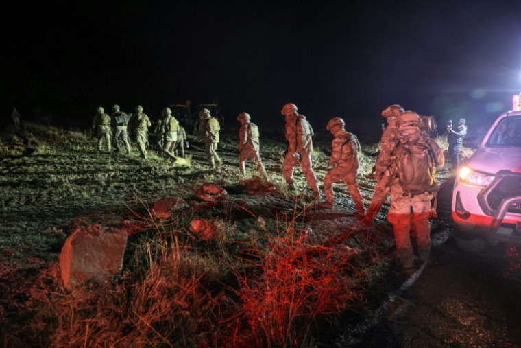Opérations de recherche et de sauvetage sur le site du crash d'un avion à destination de la Libye, transportant le chef d'état-major libyen, le général Mohamed Al-Haddad, retrouvé à 2 kilomètres au sud du village de Kesikkavak, près d'Ankara, le 24 décembre 2025 en Turquie ( AFP / ADEM ALTAN )