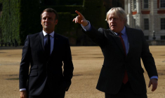 CORONAVIRUS: JOHNSON DIT AVOIR DISCUTÉ DES FRONTIÈRES AVEC MACRON