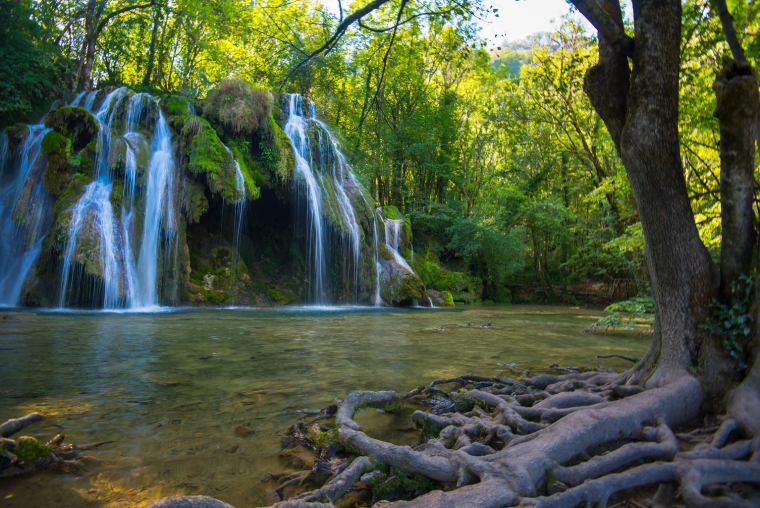Les envoûtantes cascades des tufs dans le Jura