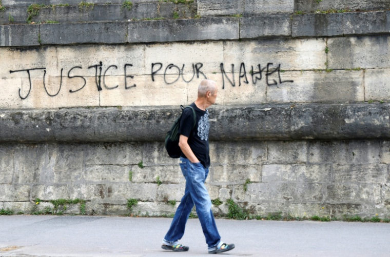 Une inscription sur un mur place de la Concorde à Paris, le 1er juillet 2023, quelques jours après la mort de Nahel Merkouk à Nanterre ( AFP / Ludovic MARIN )