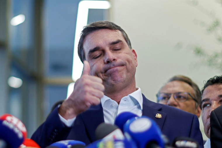 Le sénateur Flavio Bolsonaro, à Brasilia, le 19 mai 2025, au Brésil ( AFP / Sergio Lima )