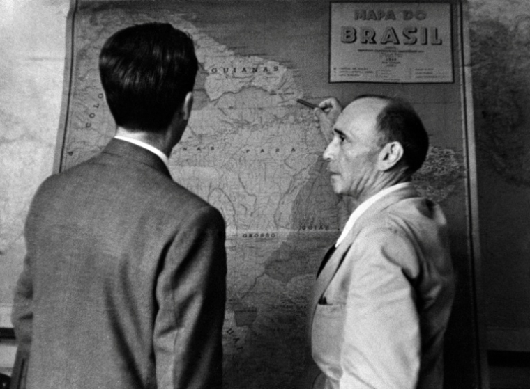 Dans les bureaux de l'Agence France Presse à Rio de Janeiro, Edgar Maufrais (D) et Chico Meirelles, pacificateur des Chavantes, discutent devant une carte du Brésil le parcours qu'il vient de réaliser à la recherche de son fils, l'explorateur Raymond Maufrais, disparu en janvier 1950 ( AFP /  )