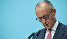 Le chancelier allemand et chef de l'Union chrétienne-démocrate (CDU), Friedrich Merz, lors d'une conférence de presse, au lendemain des élections régionales à Berlin et au Mecklembourg-Poméranie-Occidentale, le 21 septembre 2026 ( AFP / Jens SCHLUETER  )