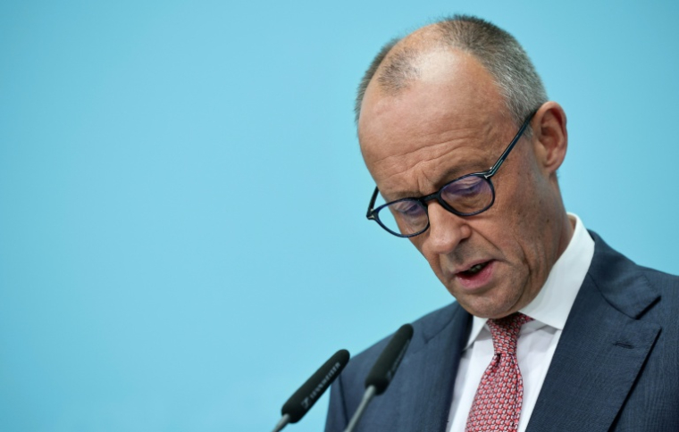 Le chancelier allemand et chef de l'Union chrétienne-démocrate (CDU), Friedrich Merz, lors d'une conférence de presse, au lendemain des élections régionales à Berlin et au Mecklembourg-Poméranie-Occidentale, le 21 septembre 2026 ( AFP / Jens SCHLUETER  )