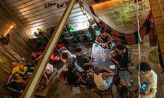 Des jeunes jouent aux dominos dans le bar El Bejuco, à La Havane le 26 septembre 2026 ( AFP / ADALBERTO ROQUE )