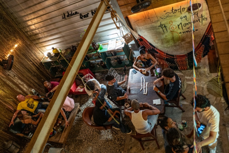 Des jeunes jouent aux dominos dans le bar El Bejuco, à La Havane le 26 septembre 2026 ( AFP / ADALBERTO ROQUE )
