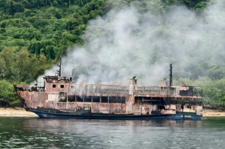 Photo prise le 11 septembre 2026 et diffusée par les garde-côtes philippins (PCG), montrant de la fumée s'échappant du ferry M/V June Aster au large de Coron, dans la province de Palawan, aux Philippines ( Garde-côtes philippins (PCG) / Handout )