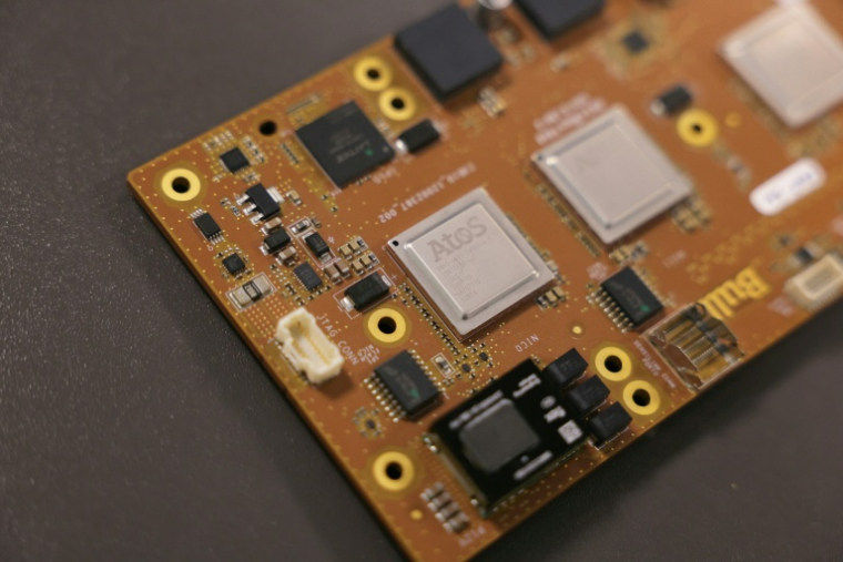 Le logo de la société Atos sur une carte de circuit imprimé sur le site de la société informatique Bull aux Clayes-sous-Bois, le 3 avril 2026 dans les Yvelines ( AFP / Thomas SAMSON )