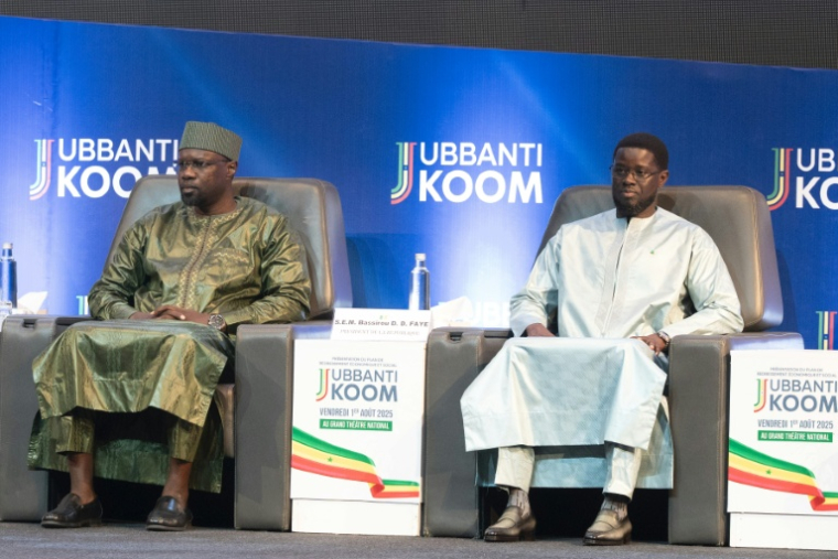 Le Premier ministre sénégalais Ousmane Sonko (à gauche) et le président sénégalais Bassirou Diomaye Faye assistent à l'ouverture de la cérémonie officielle de présentation du plan de relance économique au Grand Théâtre de Dakar le 1er août 2025 ( AFP / SEYLLOU )