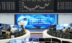 Le graphique de l'indice allemand des prix des actions DAX est photographié à la bourse de Francfort.