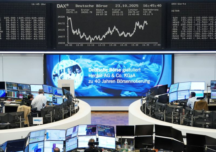 Le graphique de l'indice allemand des prix des actions DAX est photographié à la bourse de Francfort.