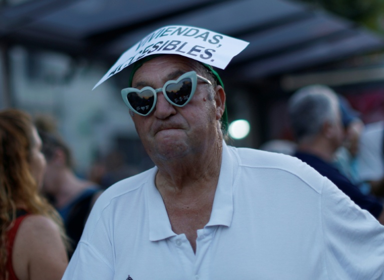 Des manifestants participent à une manifestation contre les expulsions et la crise du logement près de la Puerta del Sol, à Madrid, le 26 septembre 2026 ( AFP / Oscar DEL POZO )