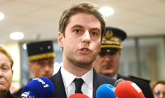 Le ministre des Comptes publics Gabriel Attal le 22 novembre à Bullecourt. ( AFP / FRANCOIS LO PRESTI )