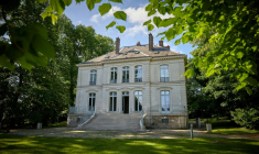La maison ayant appartenu au couturier allemand Karl Lagerfeld à Louveciennes, dans les Yvelines, le 15 mai 2025 ( AFP / Kiran RIDLEY )