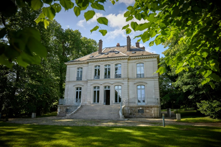 La maison ayant appartenu au couturier allemand Karl Lagerfeld à Louveciennes, dans les Yvelines, le 15 mai 2025 ( AFP / Kiran RIDLEY )