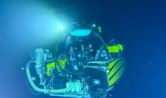 Le Neptune, un submersible de l'OceanXplorer, en plongée à plusieurs centaines de mètres sous la surface le 9 janvier 2026 au large de l'île de Sulawesi en Indonésie ( AFP / Sara HUSSEIN )