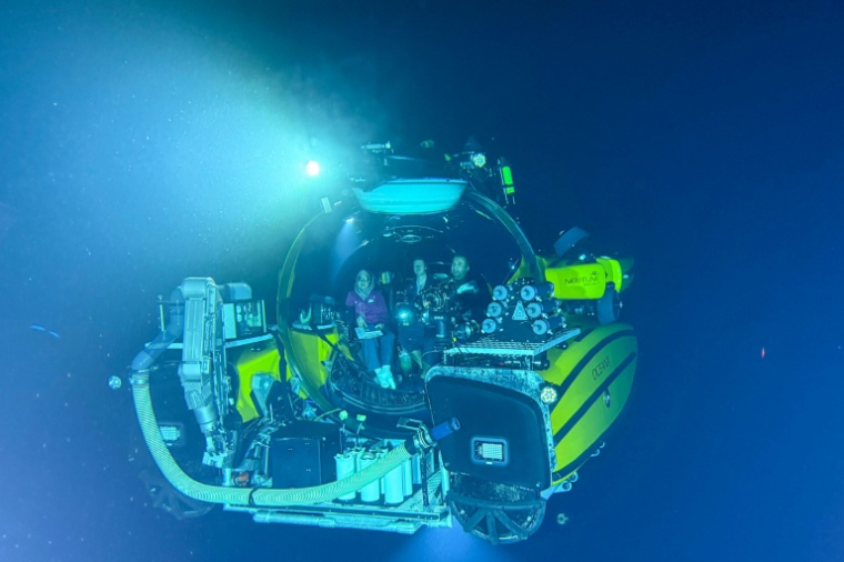 Le Neptune, un submersible de l'OceanXplorer, en plongée à plusieurs centaines de mètres sous la surface le 9 janvier 2026 au large de l'île de Sulawesi en Indonésie ( AFP / Sara HUSSEIN )