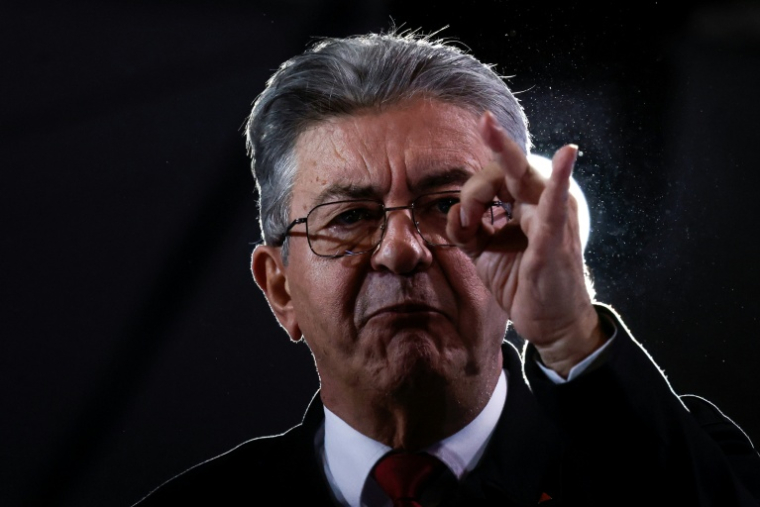 Le fondateur de La France Insoumise (LFI), Jean-Luc Mélenchon, prononce un discours sur scène lors de la fête de l'Humanité, à Brétigny-sur-Orge, au sud de Paris, le 13 septembre 2025 ( AFP / Ian LANGSDON )