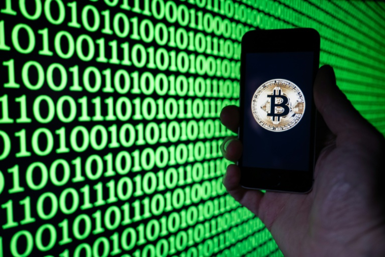 Des failles ont pointé à l'automne, le bitcoin baissant progressivement jusqu'à tomber sous les 90.000 dollars en novembre, plus bas qu'en janvier. ( AFP / SEBASTIEN BOZON )