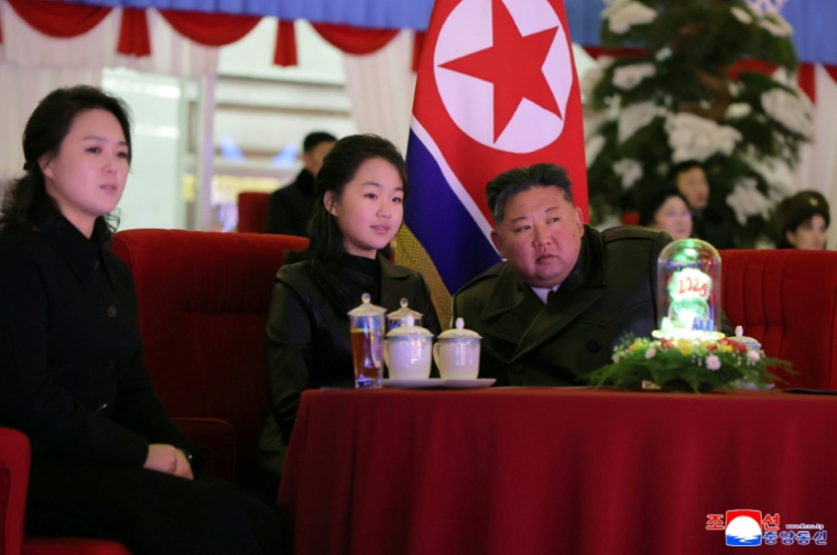 Photo prise le 31 décembre 2025 et diffusée par l'agence de presse officielle nord-coréenne KCNA via KNS le 1er janvier 2026 montrant le dirigeant nord-coréen Kim Jong Un, sa fille Kim Ju Ae (c) et son épouse Ri Sol Ju (g) lors d'un spectacle de célébration du Nouvel An au stade du 1er mai à Pyongyang ( KCNA VIA KNS / STR )