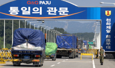 Des camions d'aide humanitaire près de la frontière inter-coréenne de Paju, en 2007 (illustration) ( AFP / JUNG YEON-JE )