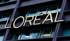 Logo du Groupe L'Oréal sur l'immeuble du siège de la société à Clichy, près de Paris