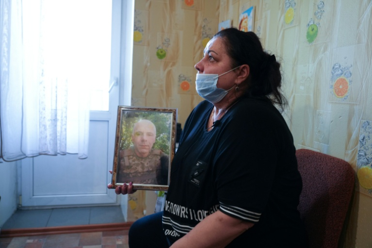 L'Ukrainienne Iryna Levchykov, mère de Bohdan, montre une photo de son mari tué en défendant Kharkiv. A Balakliia, le 13 octobre 2025 ( AFP / OLEKSII FILIPPOV )