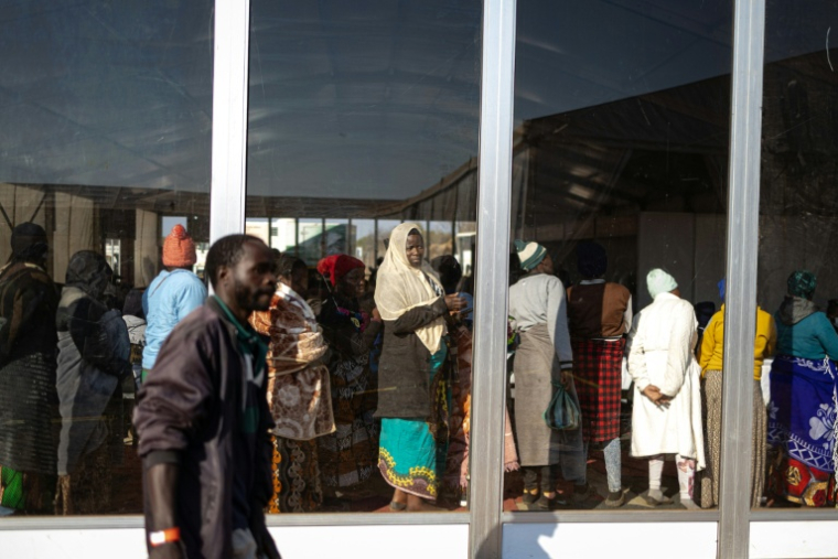 Des femmes attendent d'être enregistrées dans le camp de transit de Musina, en Afrique du Sud, le 9 juillet 2026 ( AFP / EMMANUEL CROSET )