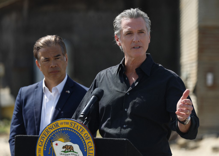 Le procureur de Californie, Rob Bonta (gauche) et le gouverneur de Californie Gavin Newsom (droite), le 16 avril 2025, à Ceres (Californie) ( GETTY IMAGES NORTH AMERICA / JUSTIN SULLIVAN )