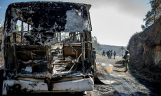 Des membres de la Garde nationale et de l'armée mexicaines inspectent des véhicules suspectés d'avoir été incendiés par des membres d'un cartel sur la route entre Morelia et Patzcuaro, dans l'Etat de Michoacan, au Mexique, le 22 février 2026 ( AFP / Enrique CASTRO )