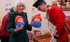 La reine consort, Camilla, lors d'une visite à la crèche Barnardo à Bow, Londres