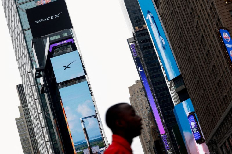 Une publicité de SpaceX est affichée le jour de l'introduction en bourse de SpaceX au Nasdaq MarketSite, à New York
