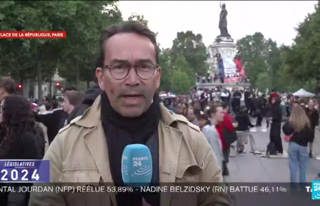 Législatives : un millier de sympathisants de gauche réunis en célébration sur la Place de la République à Paris