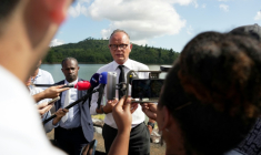 Edouard Philippe (C) s'exprime devant la presse près d'un réservoir d'eau à Tsingoni, à Mayotte, le 22 août 2026 ( AFP / Marine Gachet )