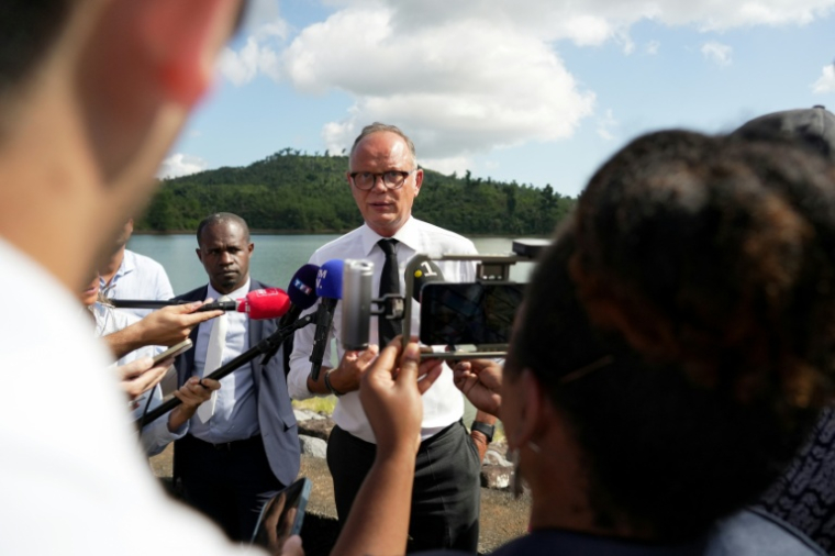 Edouard Philippe (C) s'exprime devant la presse près d'un réservoir d'eau à Tsingoni, à Mayotte, le 22 août 2026 ( AFP / Marine Gachet )