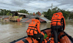 Photo prise le 26 septembre 2025 et publiée le 27 septembre par les garde-côtes philippins montrant le sauvetage d'habitants réfugiés sur le toit de leur maison inondée lors du passage de violente tempête tropicale Bualoi, à Ormoc, aux Philippines ( Garde-côtes philippins / Handout )