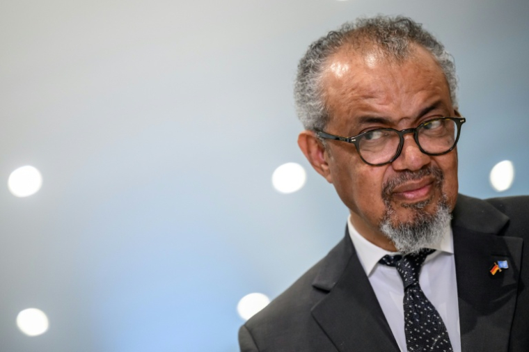 Le directeur général de l'Organisation mondiale de la santé (OMS), Tedros Adhanom Ghebreyesus, pose devant les photographes en amont de la 79e Assemblée mondiale de la santé à Genève, le 17 mai 2026 ( AFP / Fabrice COFFRINI )