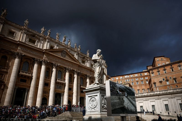 Vue de la statue de saint Pierre et de la basilique Saint-Pierre, au Vatican