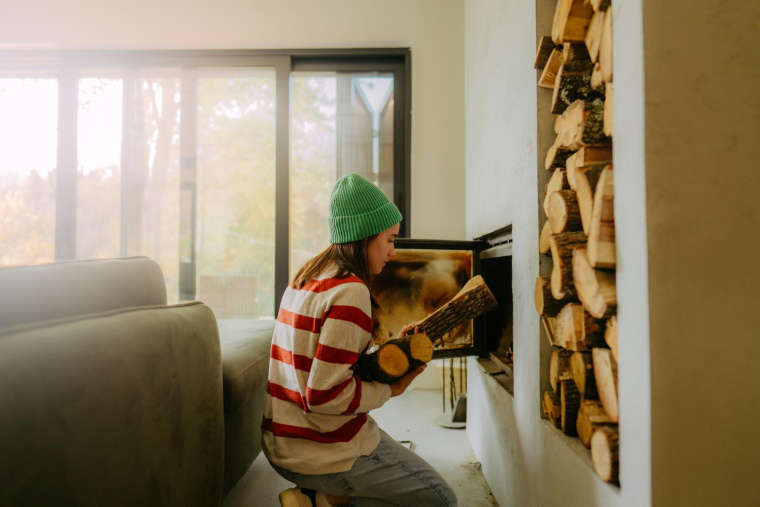 De bons réflexes permettent d’éviter les arnaques lors des commandes de bois de chauffage. ( crédit photo : Getty Images )