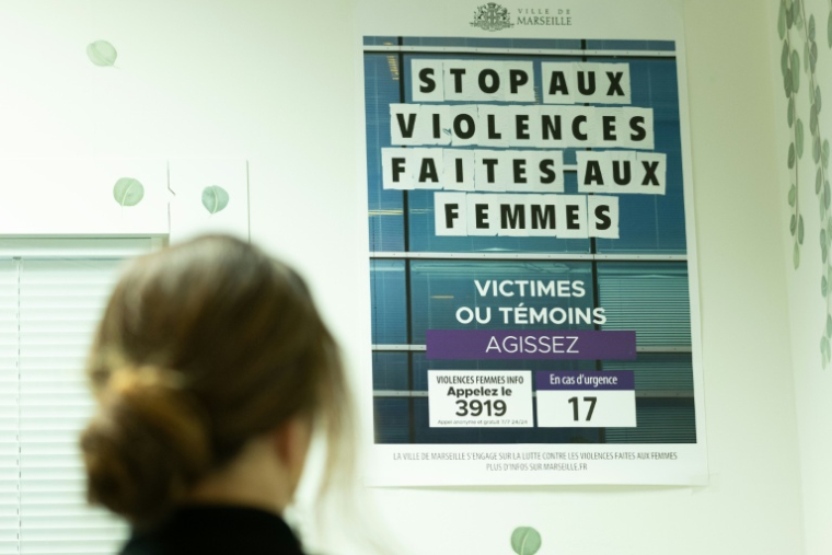 Deux ans après son lancement, l'aide universelle d'urgence, qui vise à couvrir les premières dépenses d'une femme fuyant son conjoint violent, connaît un succès notable mais reste souvent insuffisante  ( AFP / MIGUEL MEDINA )
