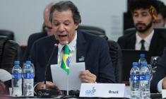 Le ministre brésilien des Finances, Fernando Haddad, s'exprime lors d'une réunion