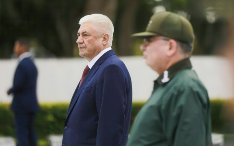 Cette photo fournie par l'ACN (Agence cubaine d'information) montre le ministre russe de l'Intérieur, Vladimir Alexandrovitch Kolokoltsev (à g.), au Mémorial du Soldat internationaliste soviétique à La Havane, le 20 janvier 2026 ( ACN / Handout )