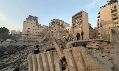 Des pompiers sur le site d'une frappe aérienne israélienne dans le quartier de Bachoura à Beyrouth, le 18 mars 2026 au Liban ( AFP / Ibrahim AMRO )