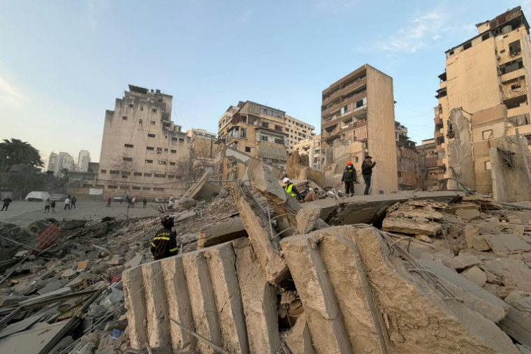 Des pompiers sur le site d'une frappe aérienne israélienne dans le quartier de Bachoura à Beyrouth, le 18 mars 2026 au Liban ( AFP / Ibrahim AMRO )